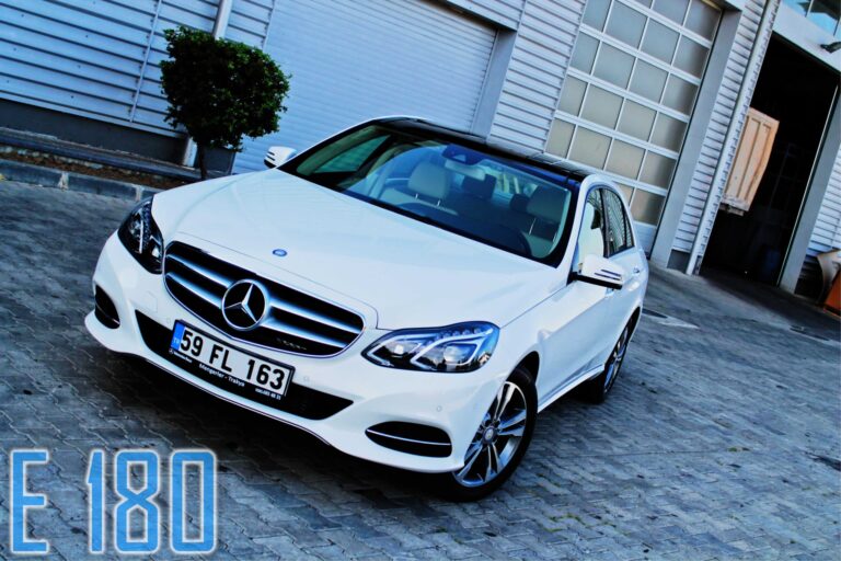 Mercedes E 180 W212 modelinin oto galeri içindeki ön görünümü