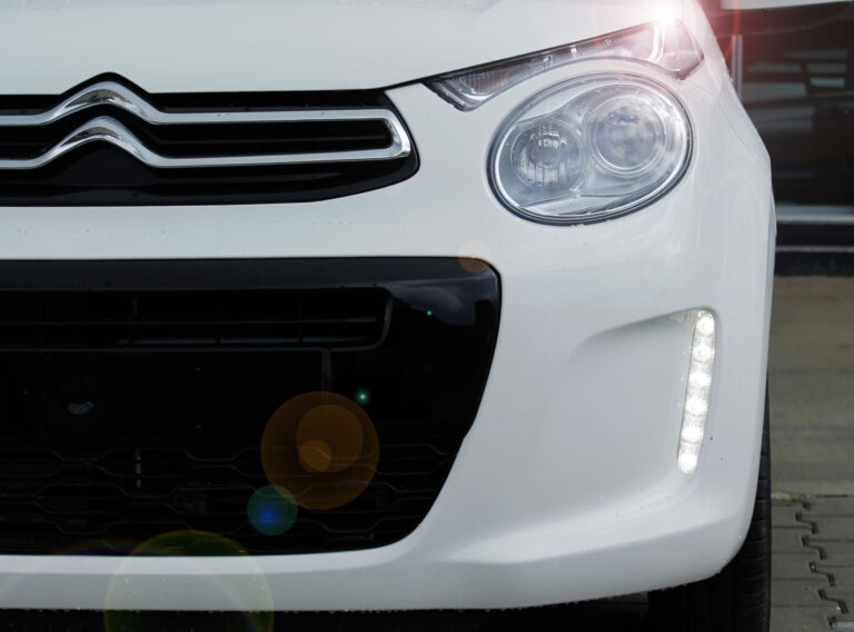 İkinci el Citroen C1 modelinin iç mekanı ve direksiyonu, bir oto galeri tarafından inceleniyor.