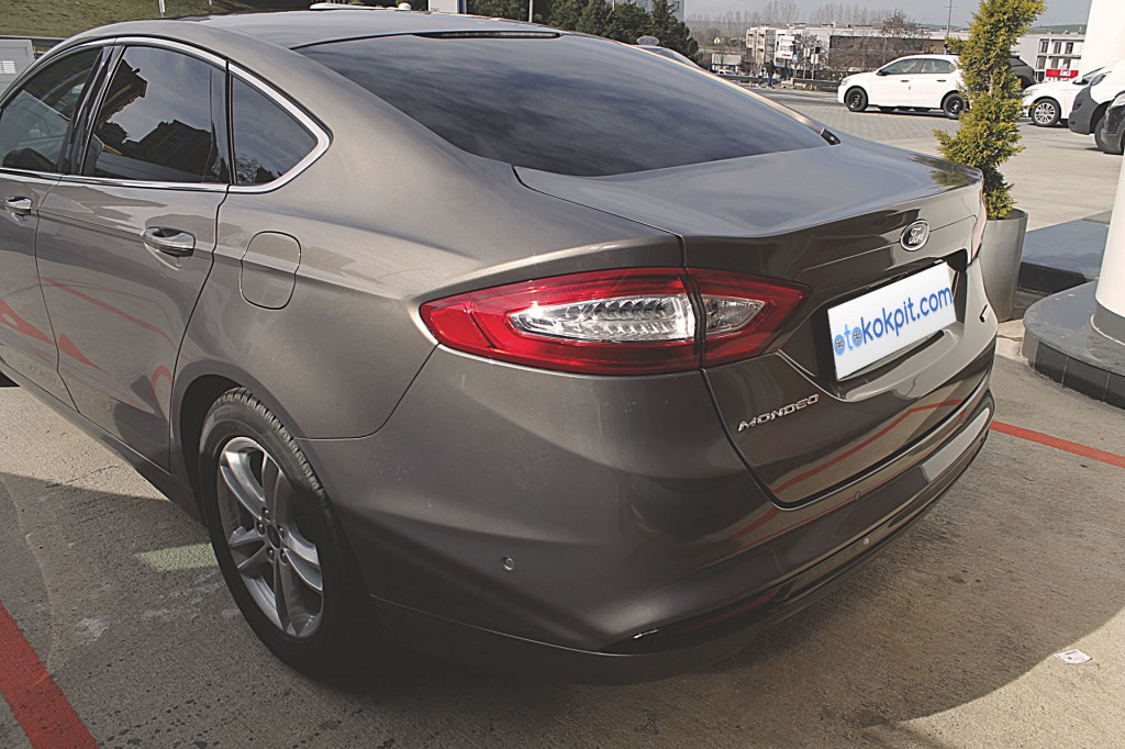 Ford Mondeo Sedan 1.5 EcoBoost Titanium - 3