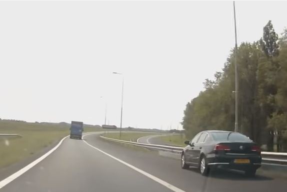 Dikkatsiz VW Passat Sürücüsü Kazayı Ucuz Atlatıyor