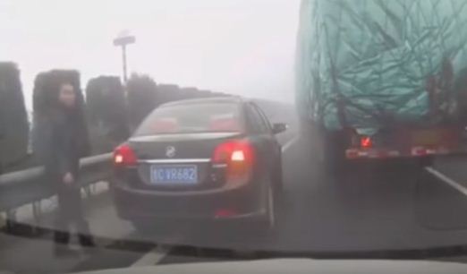 Tırın Altında Kalmaktan Son Anda Kurtuluyor