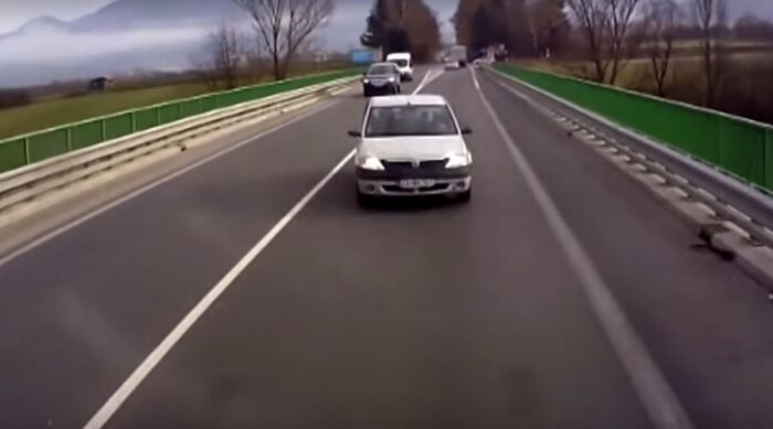 Dacia Logan Sürücüsü Tırın Üstüne Sürüyor