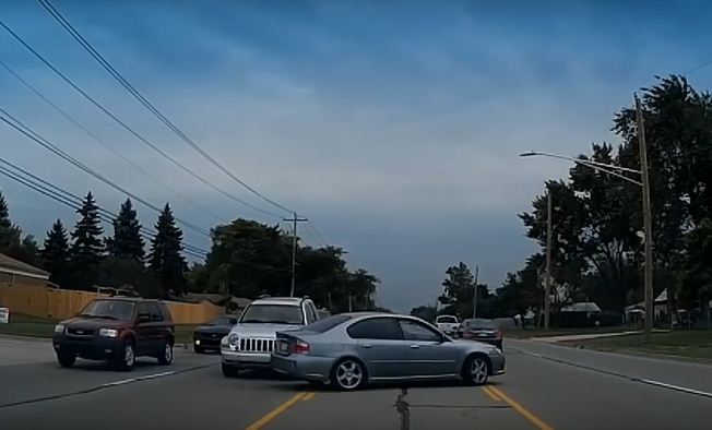 Bu Sürücü Tam Bir Trafik Canavarı
