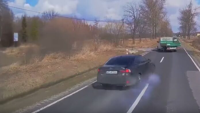 Lexus Sürücüsü Kazadan Son Anda Kurtuldu