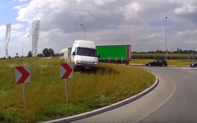 Kontrolden Çıkan Renault Master, Kafadan Girdi