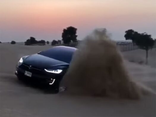 Tesla Model X, Arap Çöllerinde Eğlenirken Yakalandı