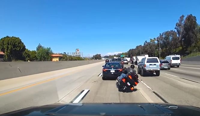 Önündeki Araç Ani Fren Yapınca Motosikletli Kaza Yaptı