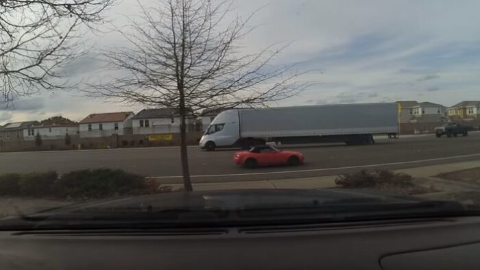 Tesla’nın Tırı Hızlanırken Kameralara Yakalandı