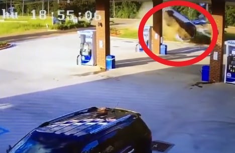 Akaryakıt İstasyonuna Uçan Araç Facia’ya Sebep Olacaktı
