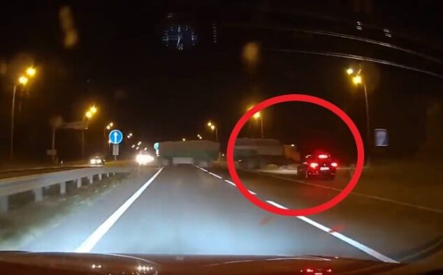 211 km/s Hızla Giderken Passat Variant’ın Önüne Tır Çıktı