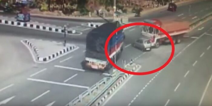 İki Kamyon Arasında Tost Olan Araç