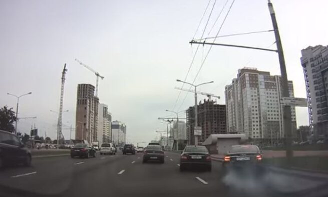 Sağ Şeride Aniden Geçen Mercedes’e Arkadan Audi Çarptı