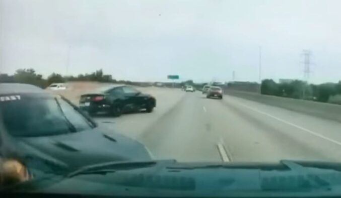 Mustang ve Golf Aynı Ayna Sollamaya Çıkarsa!