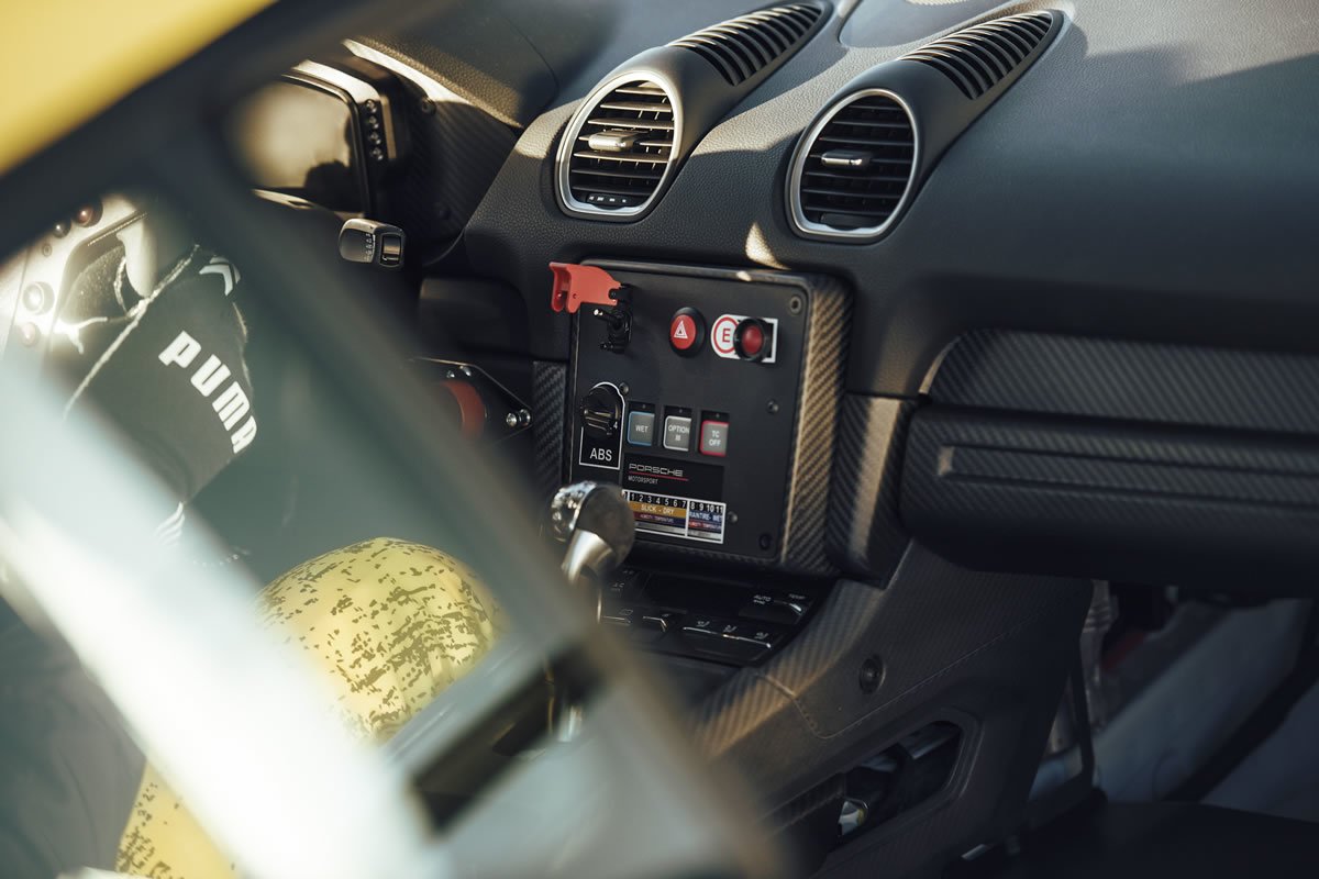 Yeni Porsche 718 Cayman GT4 Clubsport Kokpiti