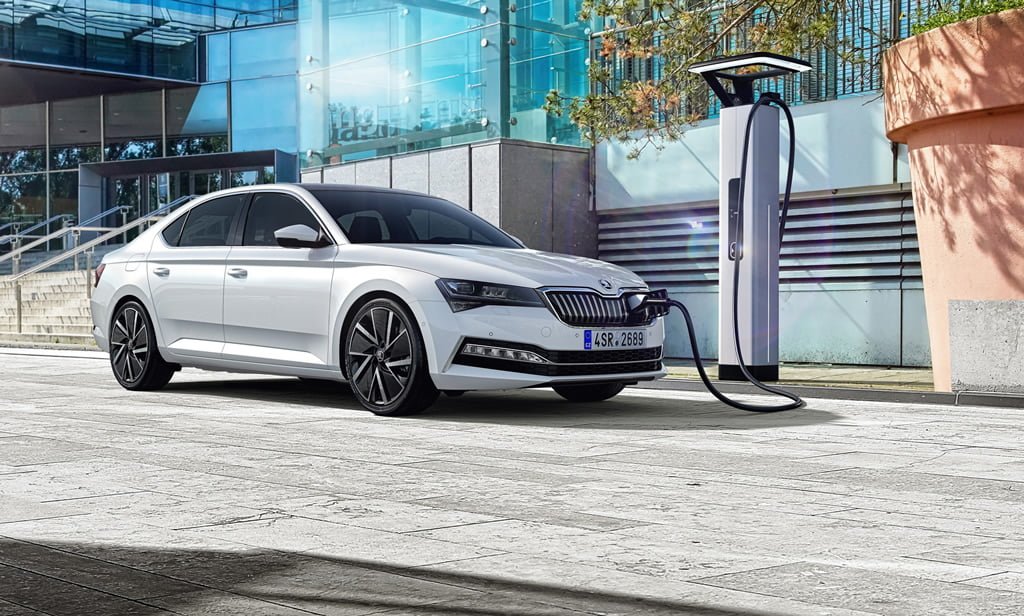 Hibrit 2020 Skoda Superb iV Özellikleri ile Tanıtıldı