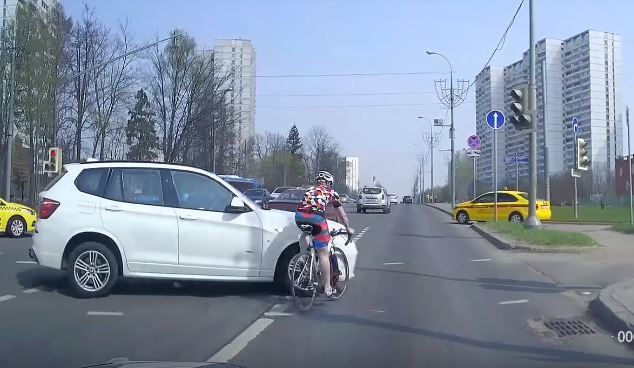 Kırmızı Işıkta Geçen Bisikletli BMW X3’e Çarptı