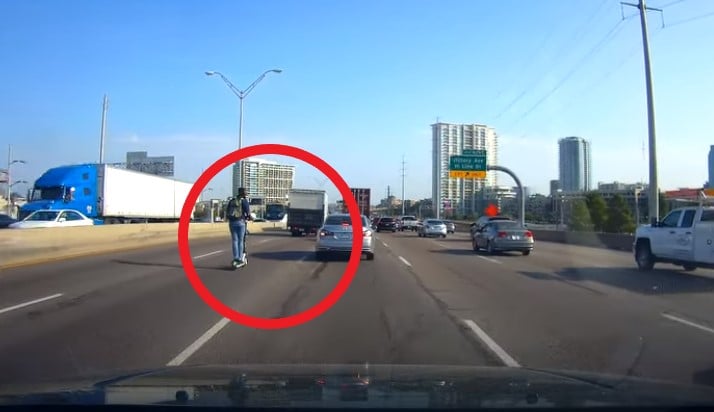 Elektrikli Scooter ile Otobana Çıkan Deli Yürek!