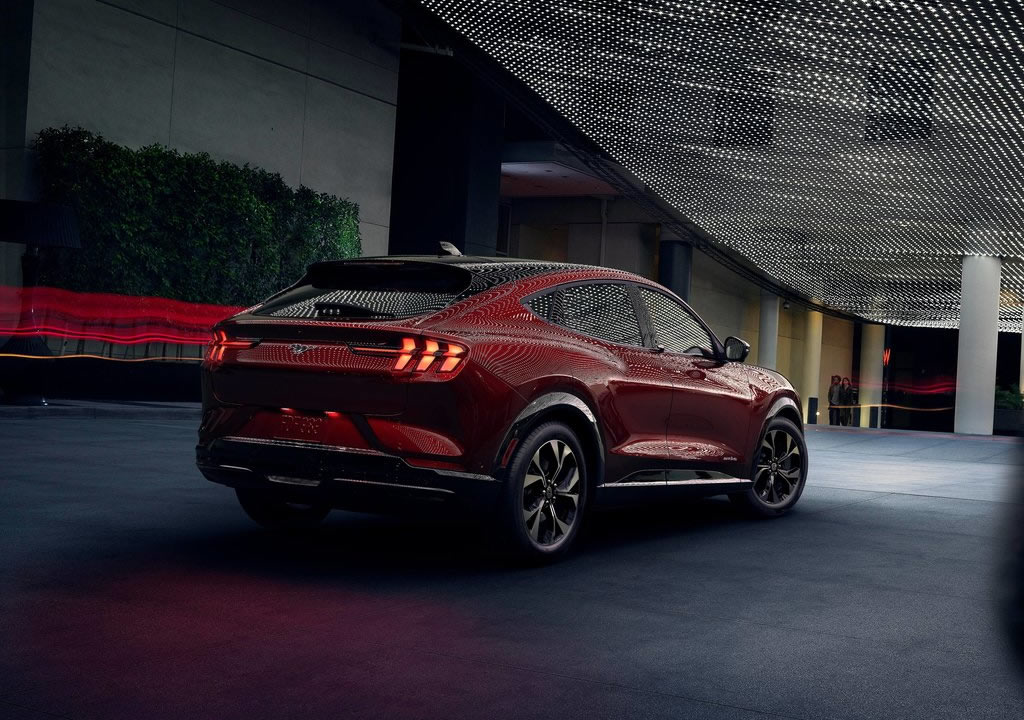 Elektrikli 2021 Ford Mustang Mach-E Özellikleri