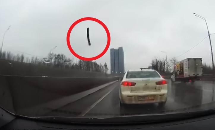 Uçan Metal Parçası Arabanın Camına Saplandı