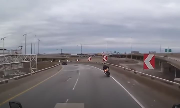 Viraja Hızlı Giren Motosikletli Metrelerce Yüksekten Aşağı Uçtu