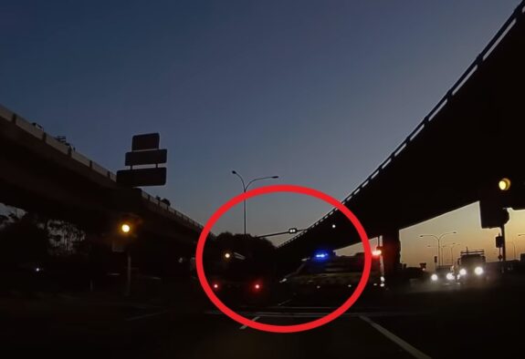 Kamyonet, Işıkta Geçen Ambulans’ı Devirdi