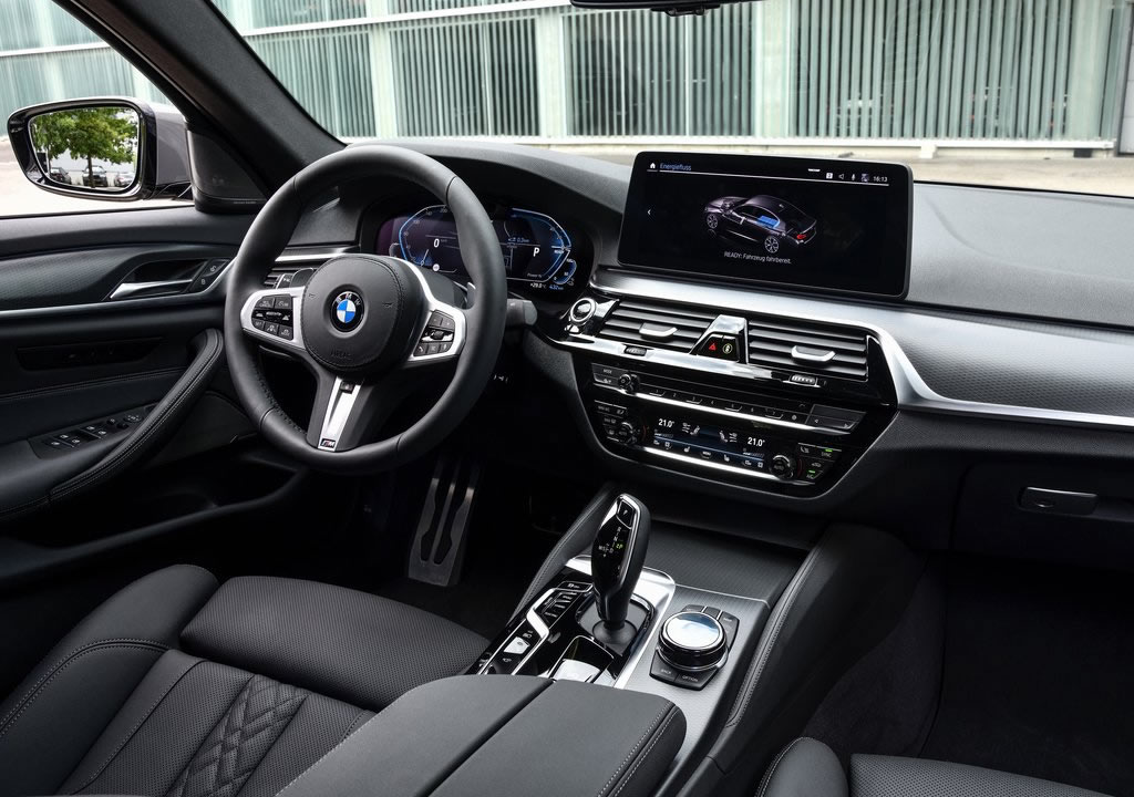 2021 Yeni BMW 545e xDrive Kokpiti