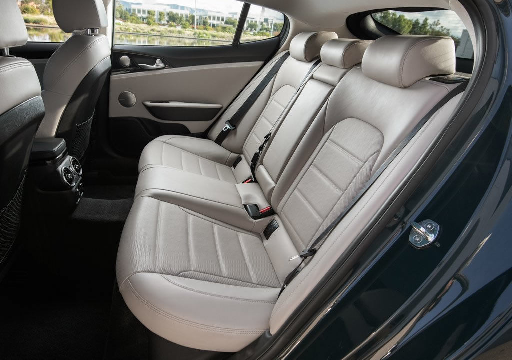 Makyajlı 2022 Kia Stinger Diz Mesafesi