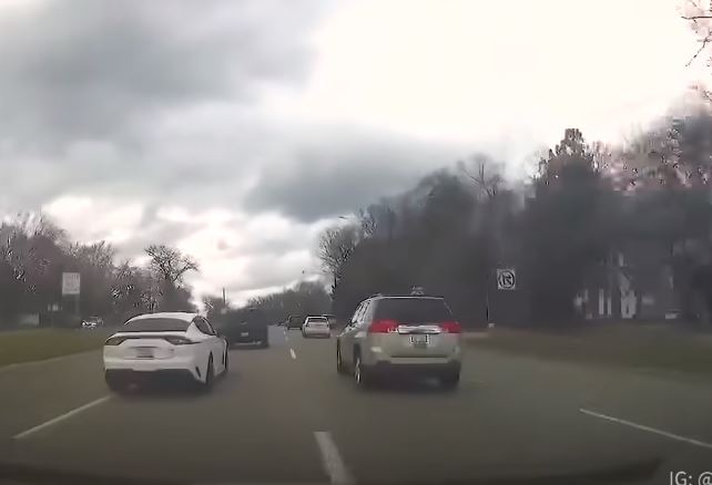 Yağmurlu Havada Gazlayan Kia Stinger Fena Patladı