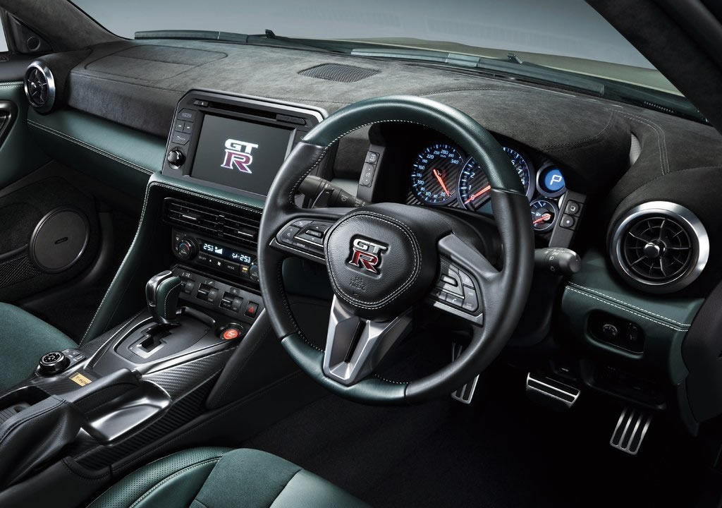 2022 Yeni Nissan GT-R T-spec Kokpiti