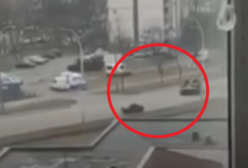 Rus Tankı, Ukrayna’daki Aracın Üstünden Böyle Geçti!