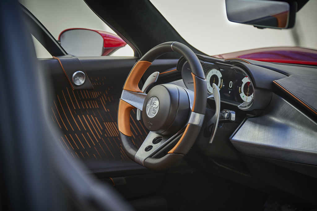 Yeni Alfa Romeo 33 Stradale İçi