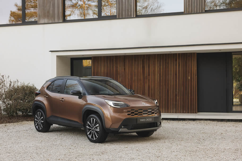 2027 Toyota Yaris Cross İncelemesi ve Peugeot 2008 Karşılaştırdık